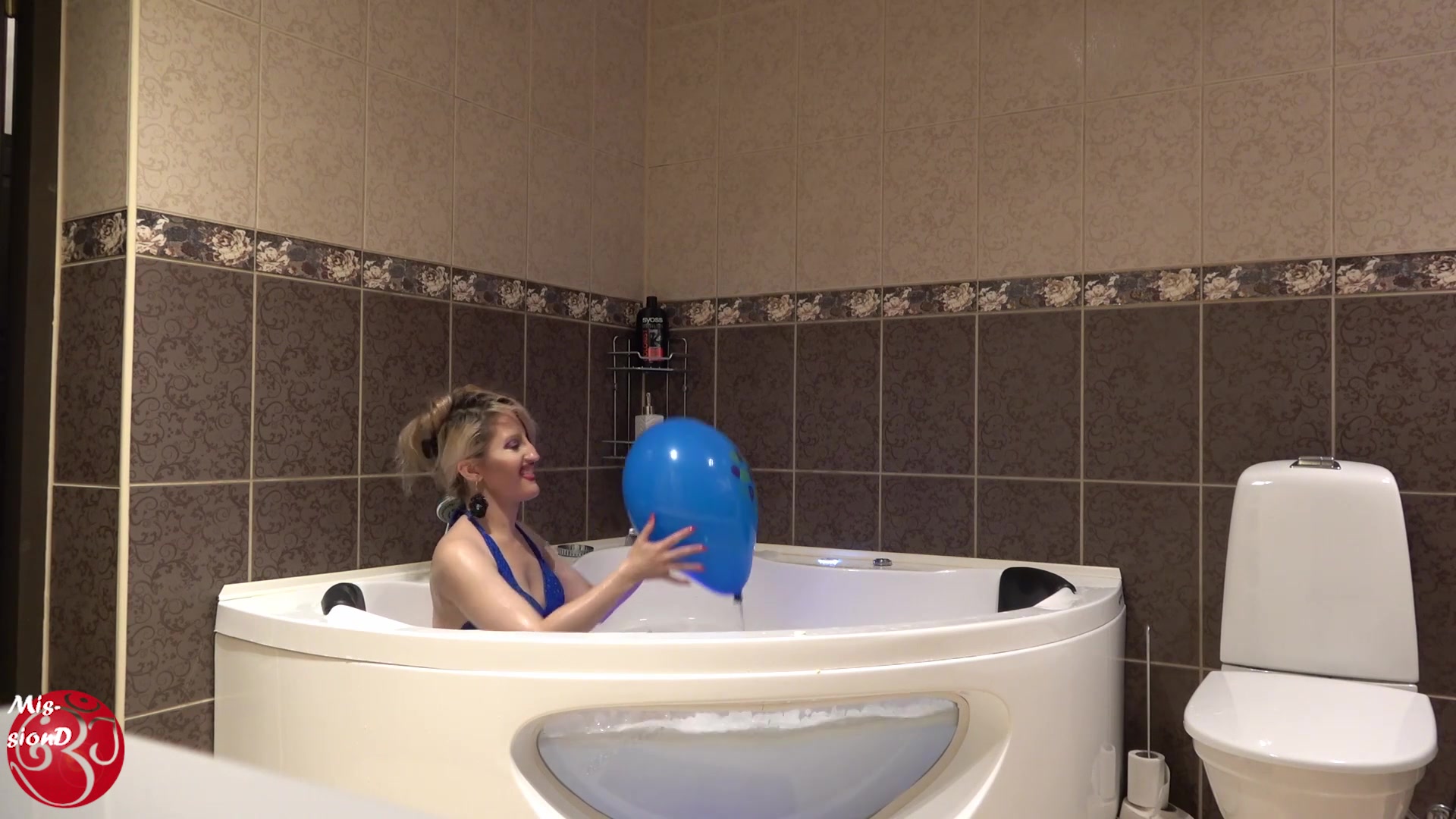 Bathtub With Bubbles And Balloon - Sex Movies Featuring Findom Goaldigger
