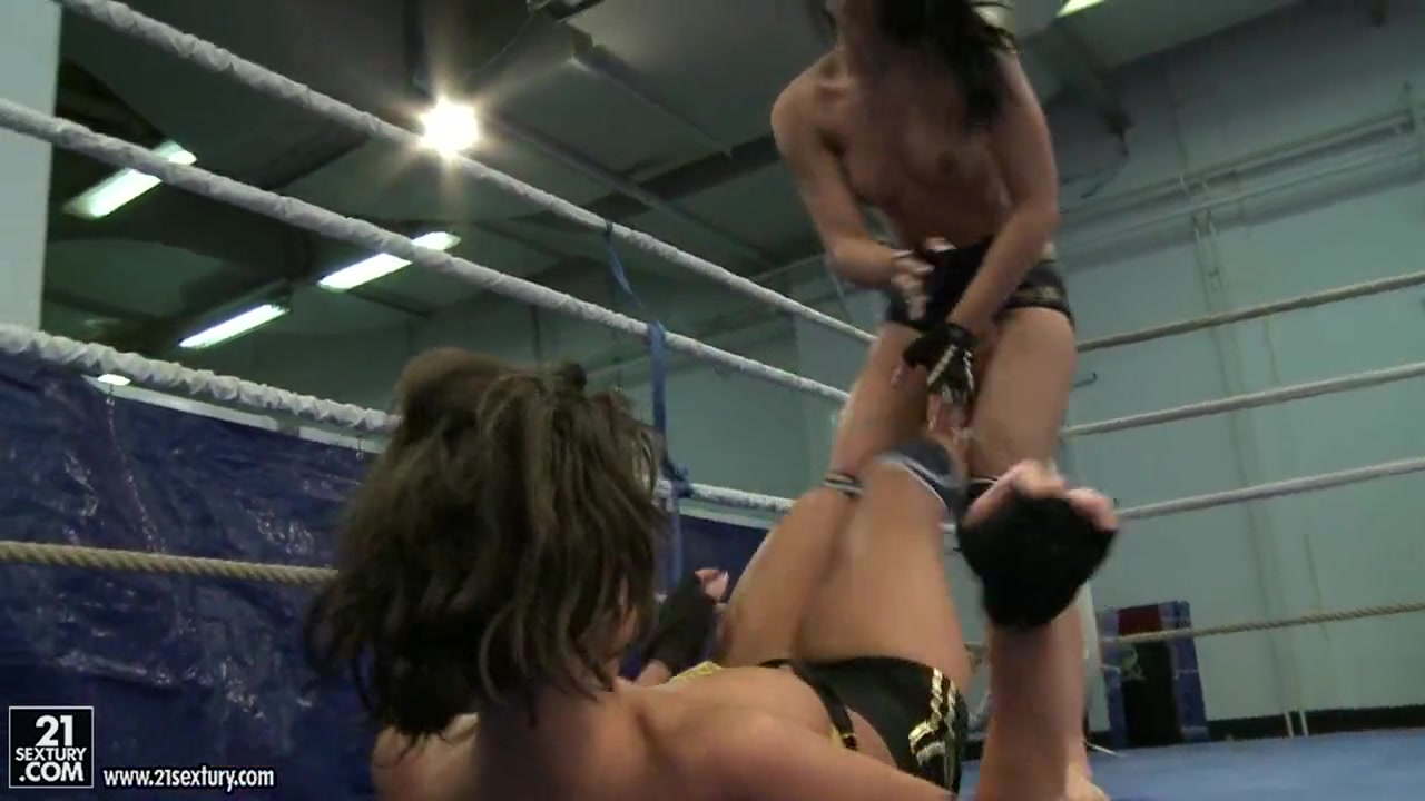 Honey Demon and Melanie Memphis make out in the ring