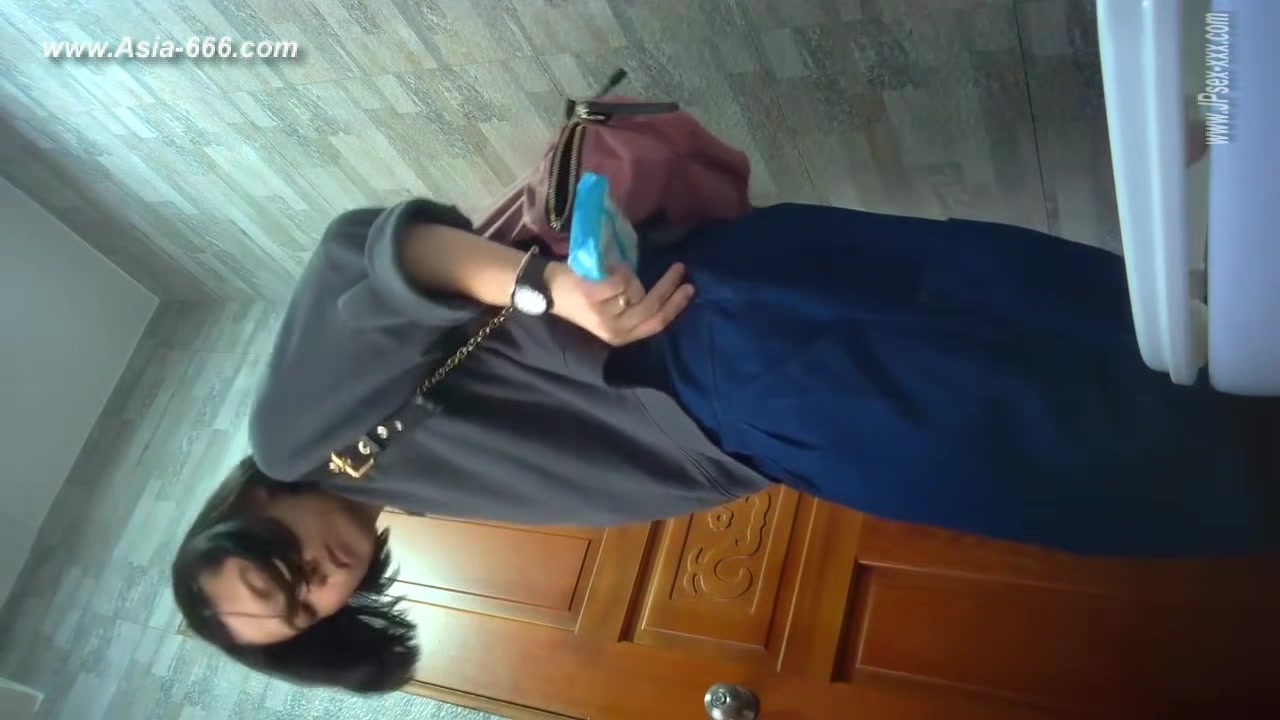 chinese girls go to toilet.302