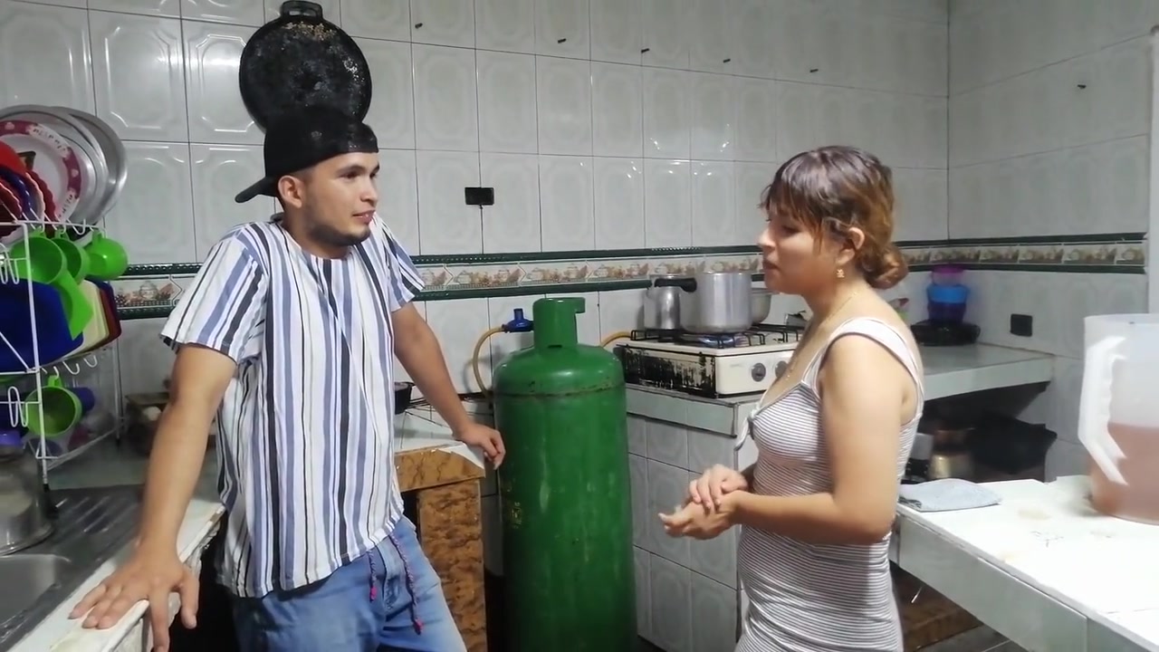 Mi Hermanastro Aprovecha Que Estamos Solo Y Aprovecha Para Tocarme Y Me Vengo A Chorro En Su Cara
