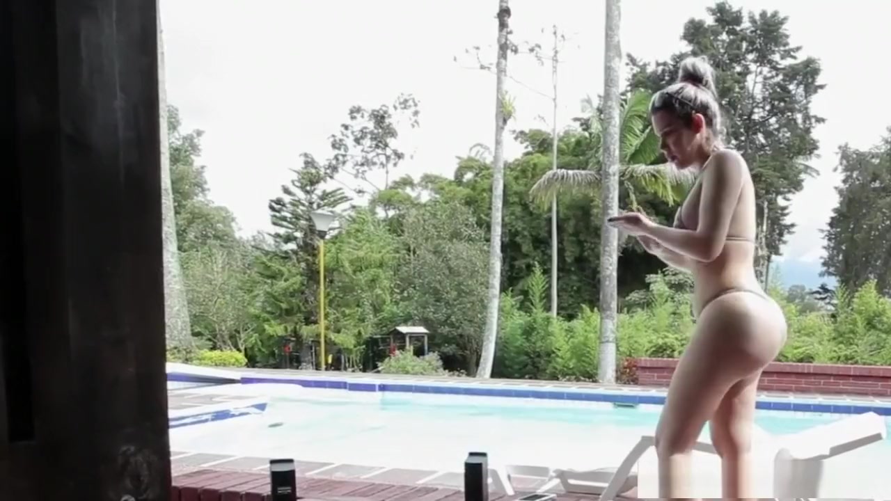 Busty tattooed tgirl outdoors showing booty