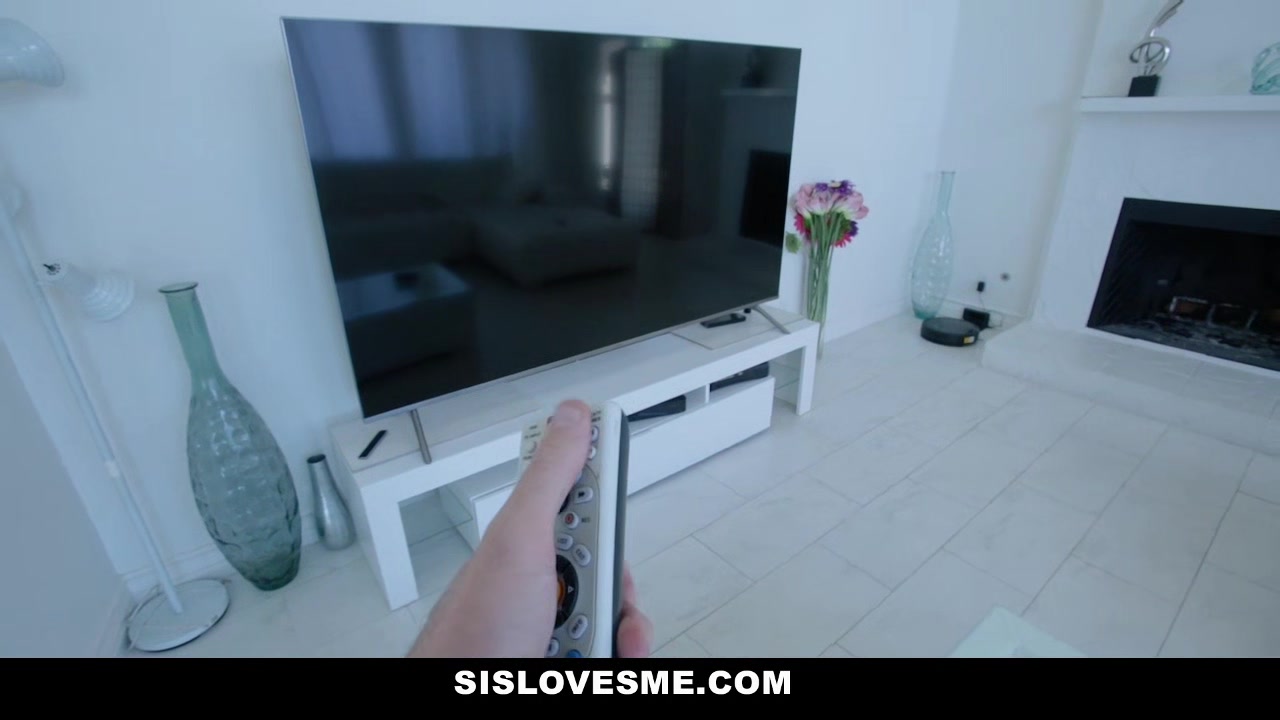 SisLovesMe - Nerdy Gamer Bones His Stepsister