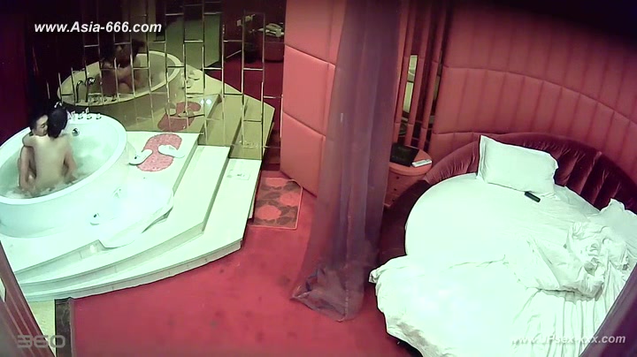 Hackers use the camera to remote monitoring of a lover's home life.218_3