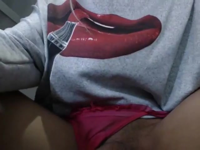 Giovane trans sborra e piscia dopo sega in cam