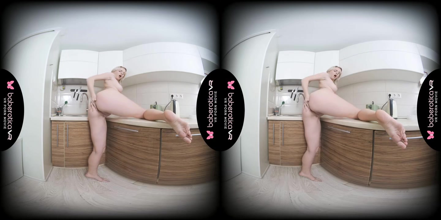 Hanna Rey Masturbates Her Shaved Pussy in the Morning - BaberoticaVR