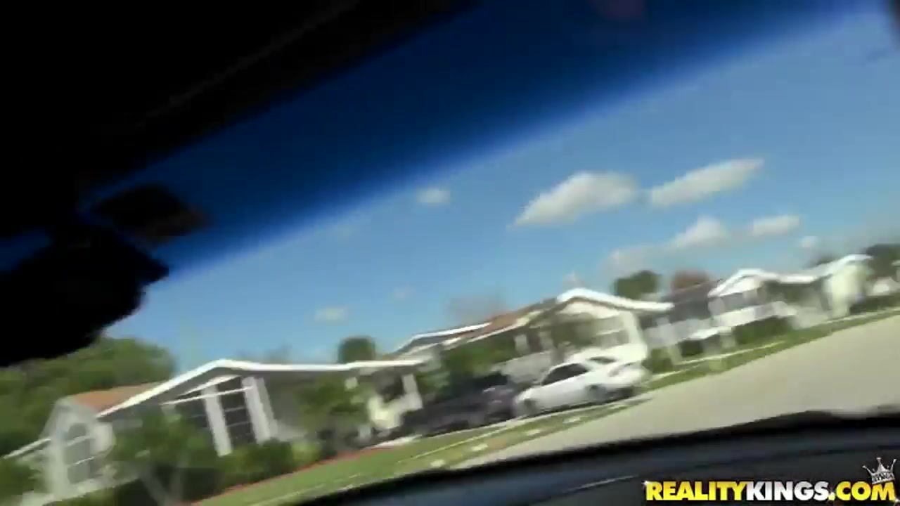Guy seduces beauty to suck his dick in a car