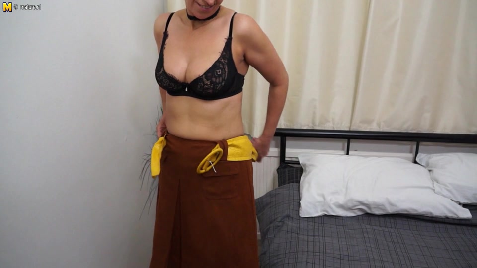 This Naughty Housewife Loves To Play With Her Pussy - MatureNL