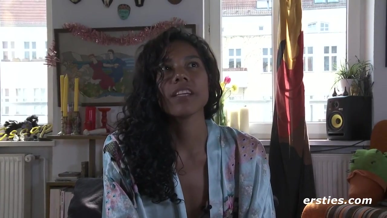 Sexy Slim Caroline Gets Off In The Sunshine