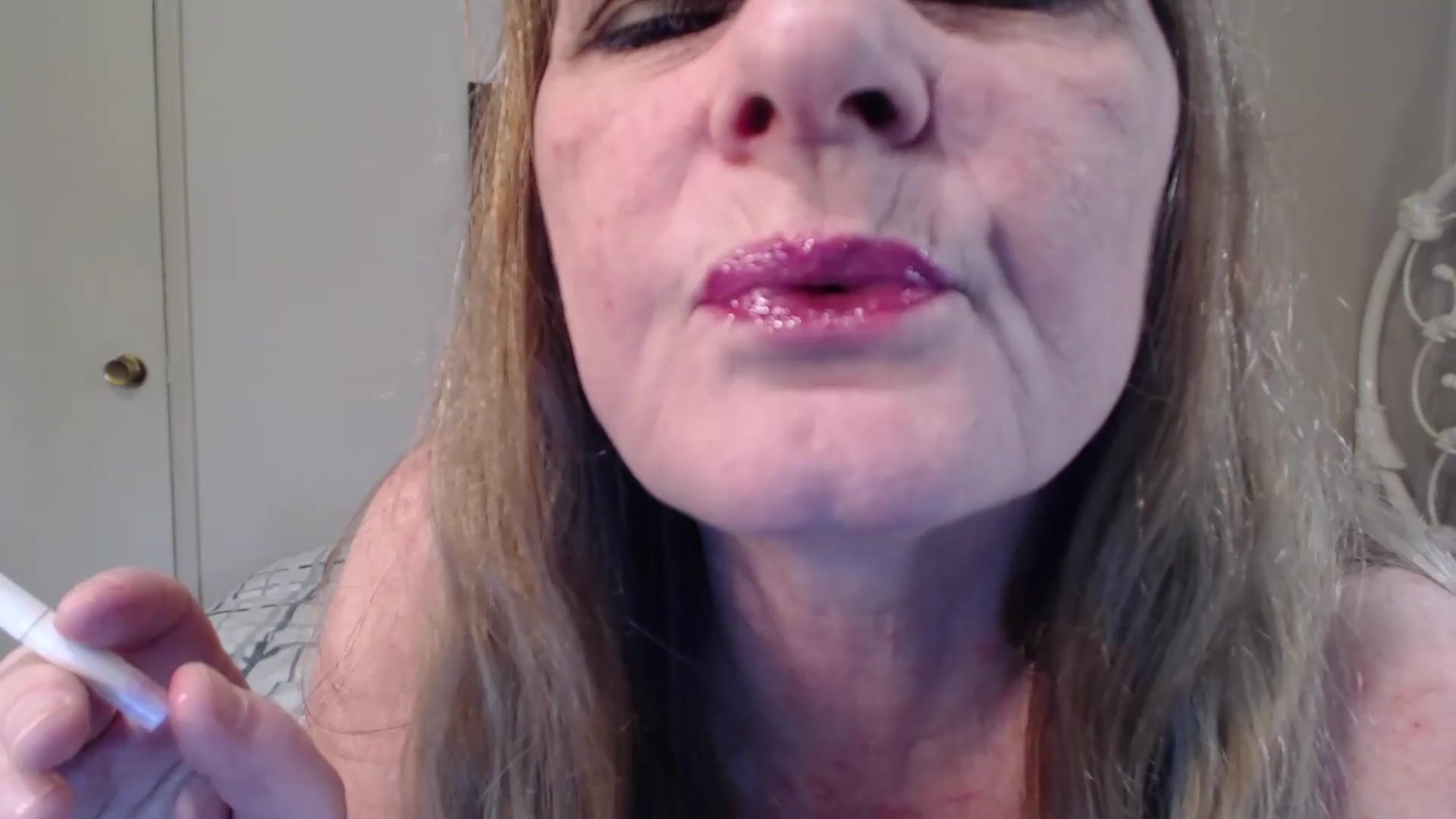 Glossy Lips Smoking - TacAmateurs