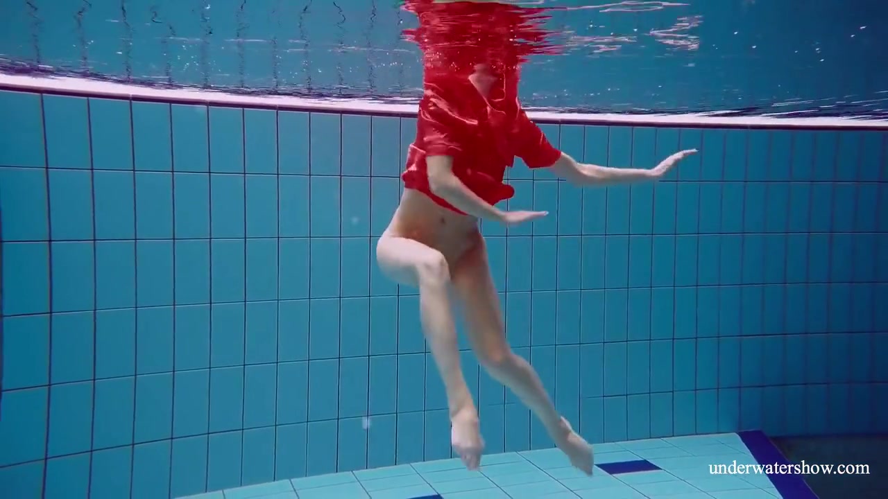 Sexy Naked Twat Avenna Swims Nude In The Pool