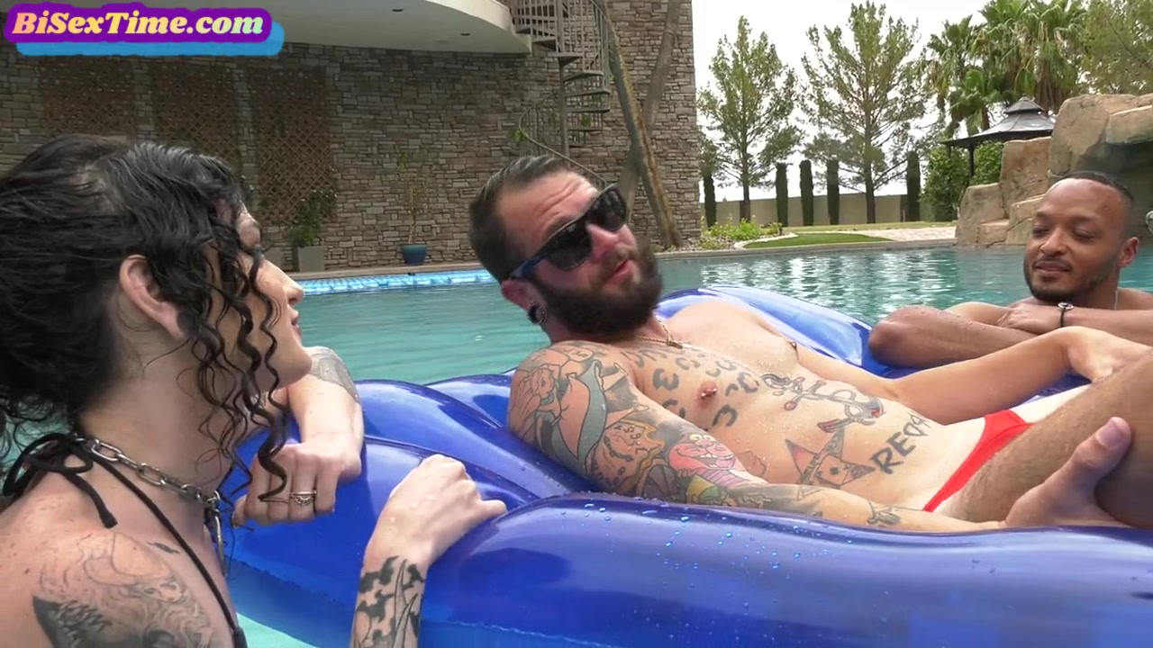 Inked bisex babe sucks and gets fucked in outdoor IR ***