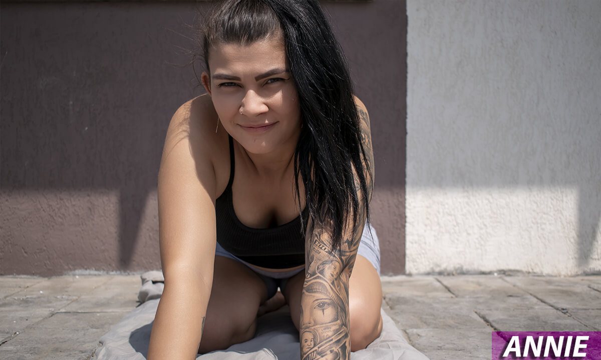 Satisfying Yoga Session With Raw Pussy Fingering And Squirt At The End - VRStars