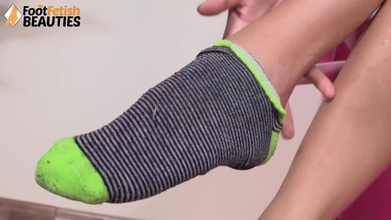 Super-hot Elettra's delicious feet and sexy toes will rev your engine