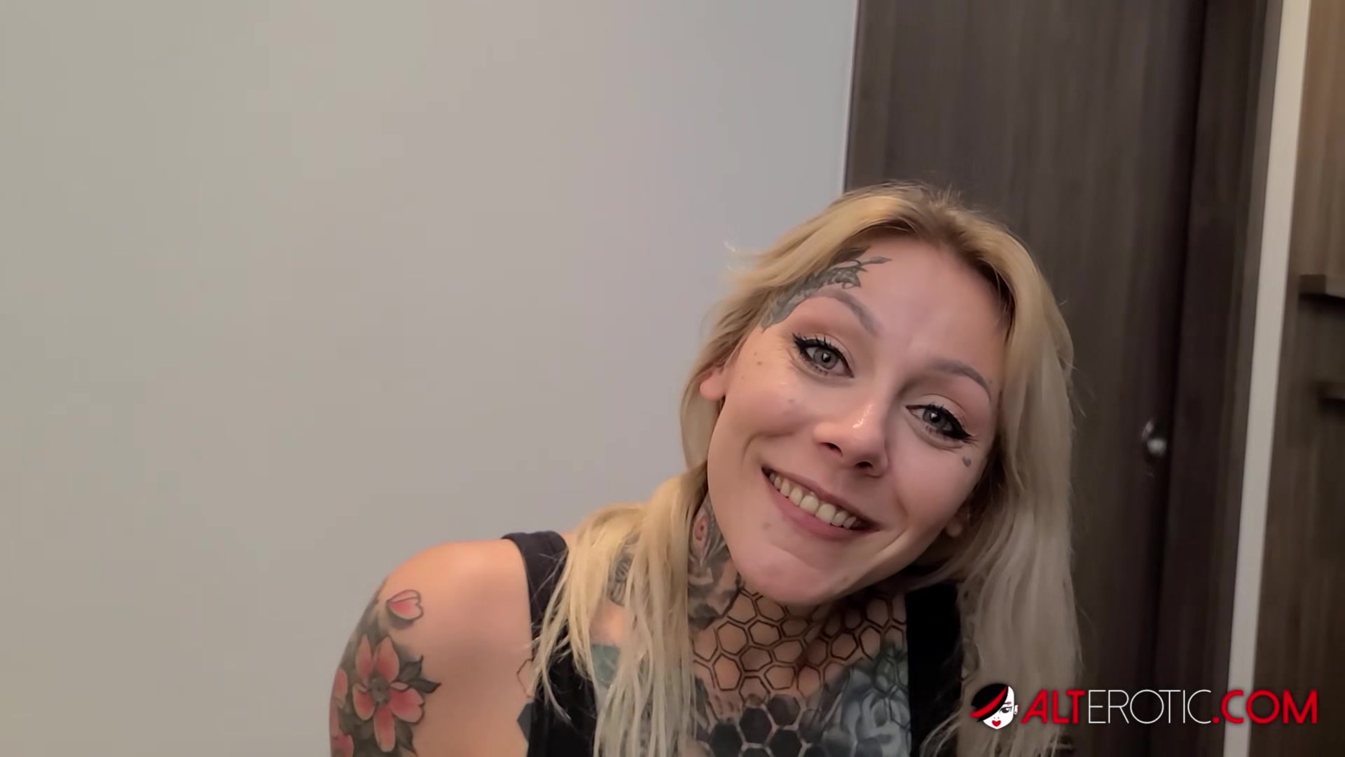Nayomi Sharp Giving a Blowjob Before Tattooing herself - AltErotic