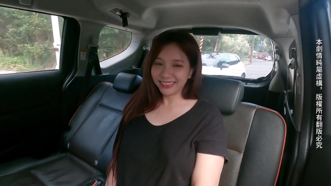 A Sexy Girl Invites The Taxi Driver To Have A Sex Trip In The Taxi