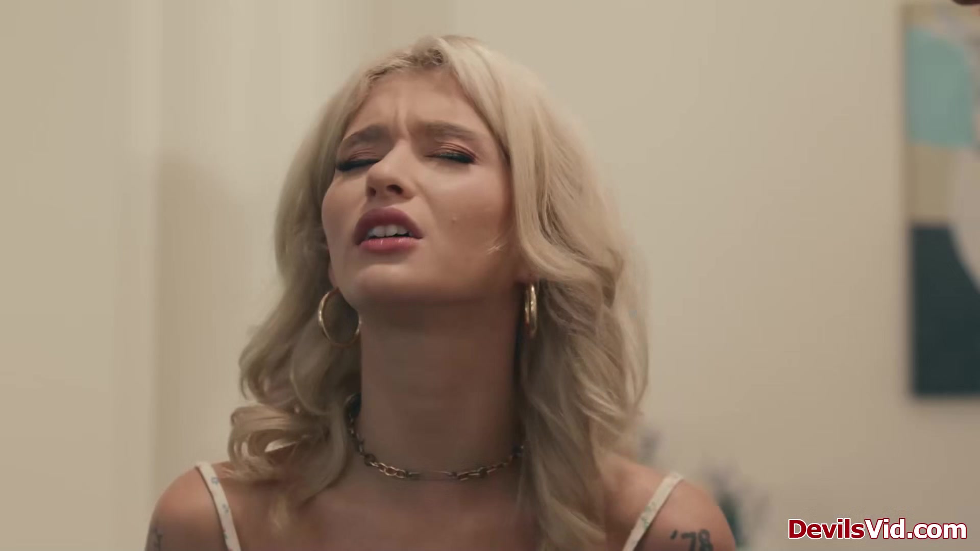 Blonde teen got cheated,fucks stepdads bf to makes it even