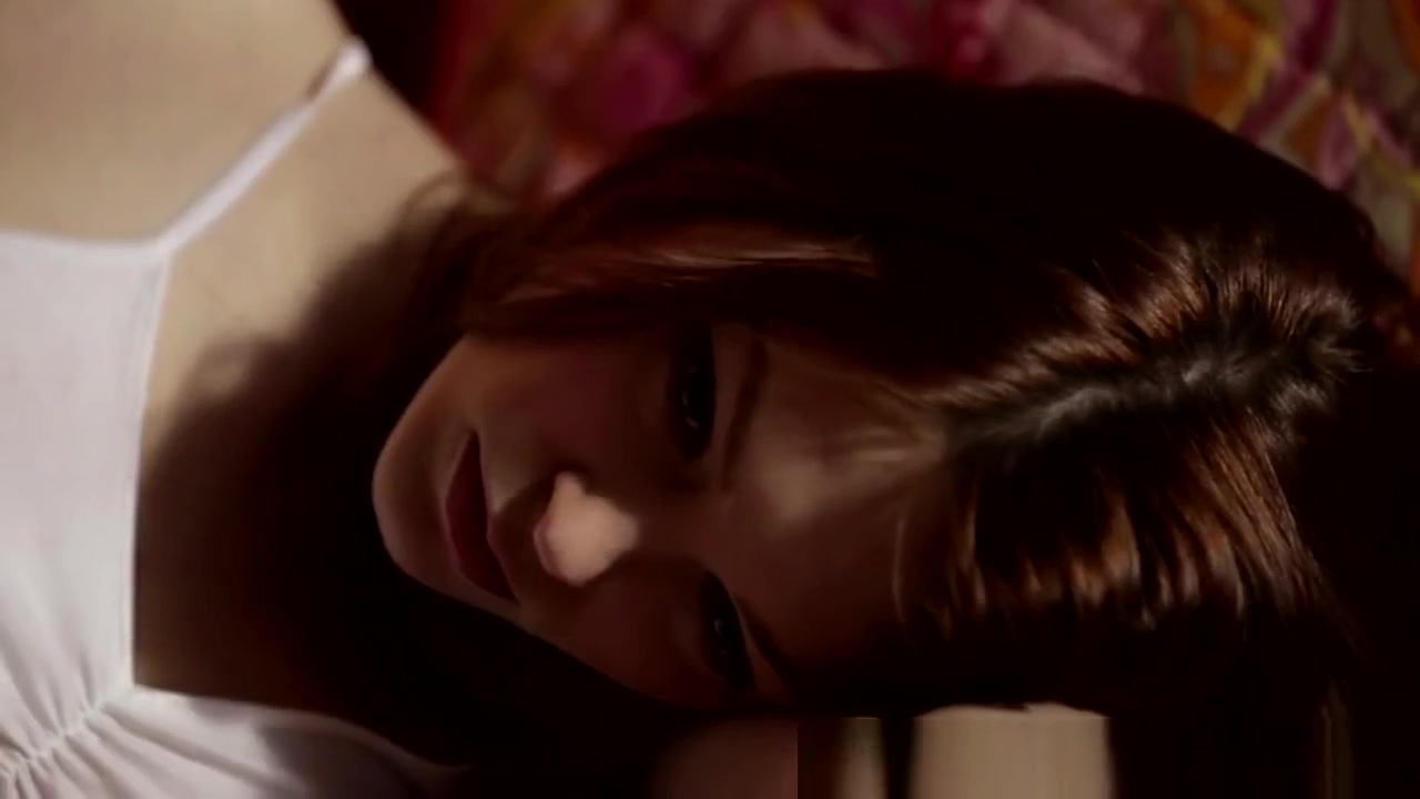 Redhead lezzie scissoring with young beauty