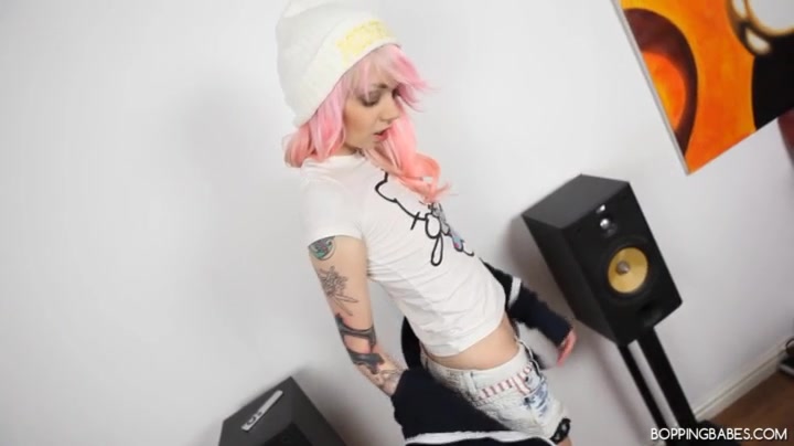 Minni - Testing My Speakers - BoppingBabes