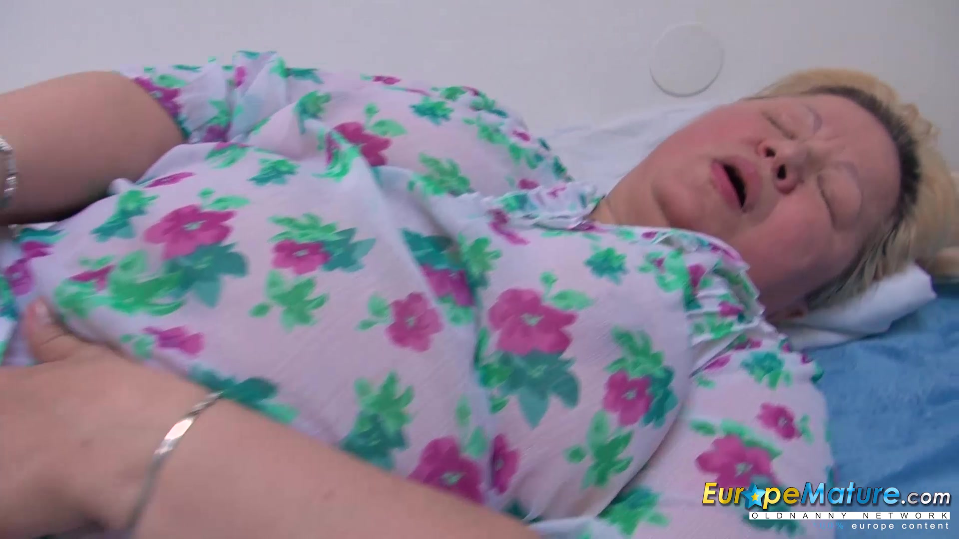 EuropeMaturE Grandma is Masturbating With Sex Toys