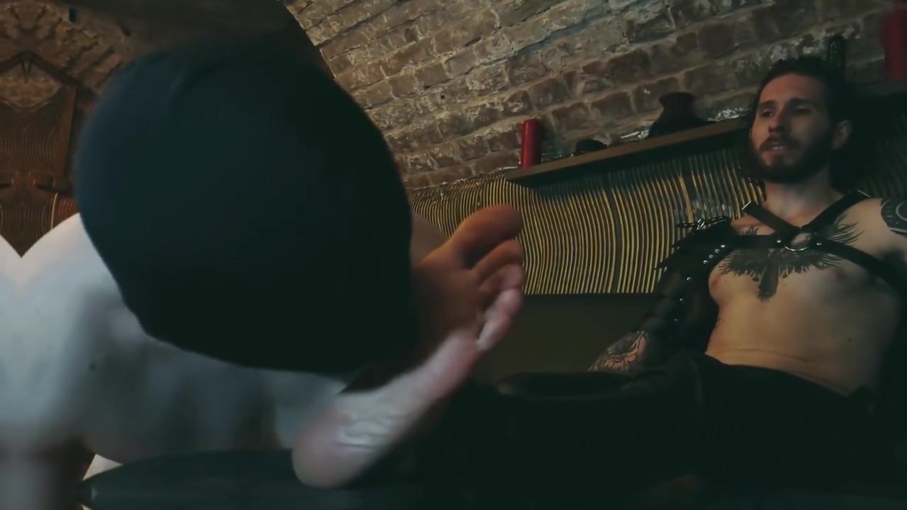 Dungeon Foot Worshiping With Leather Master