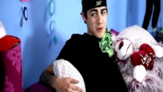 Hot Twink Shows Friend How to Pack Fudge