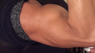Female Bodybuilder Has Very Sexy Biceps