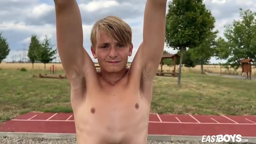 Eduardo Weeks In Showing Off His Body Outdoors With