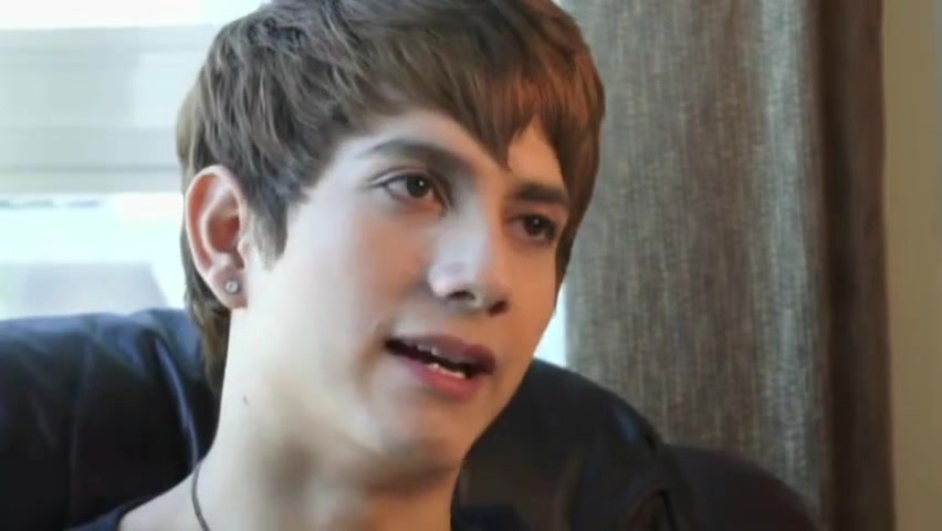 Short-haired Twink Gets A Blowjob From His Bf