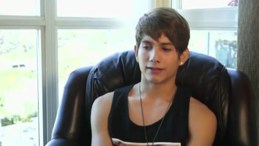 Short-haired Twink Gets A Blowjob From His Bf
