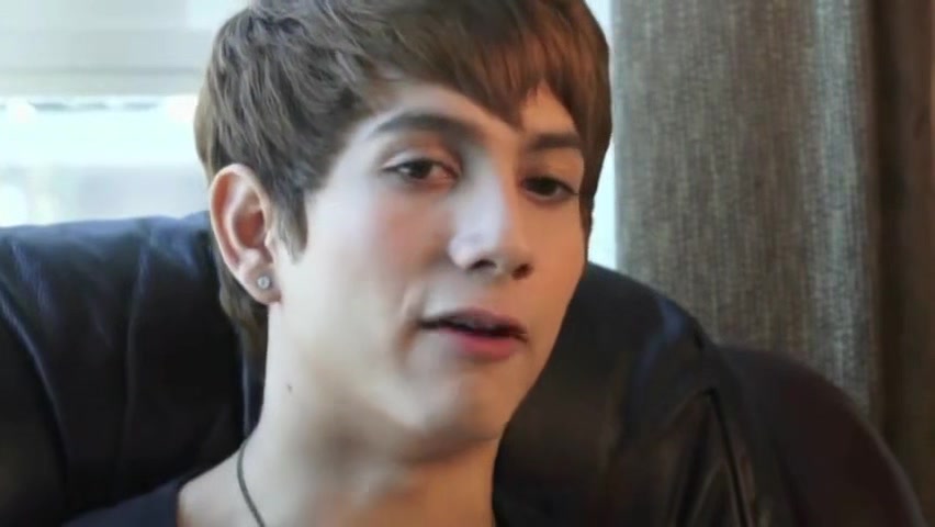 Short-haired Twink Gets A Blowjob From His Bf