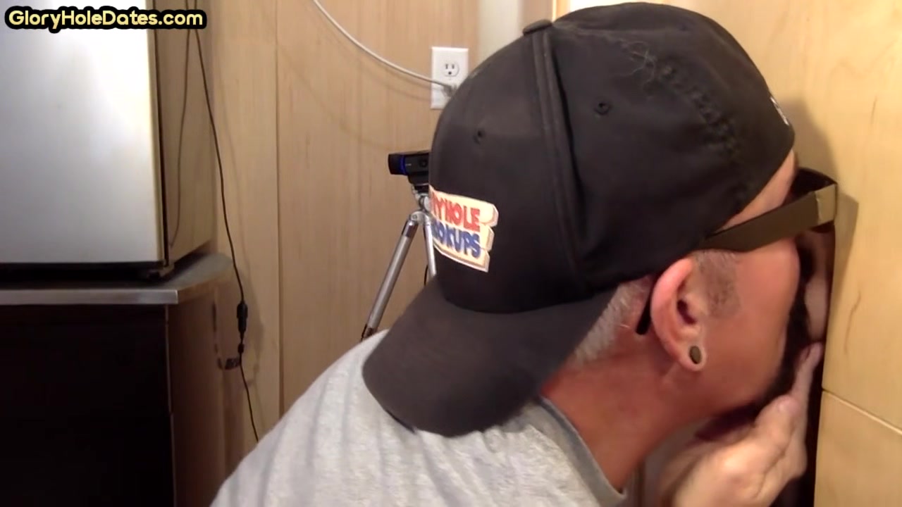 Amateur gloryhole DILF sucks penis for jizz in mouth