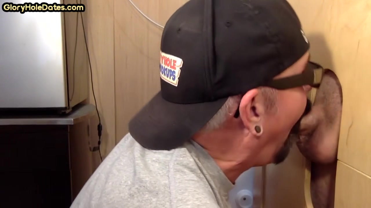 Amateur gloryhole DILF sucks penis for jizz in mouth