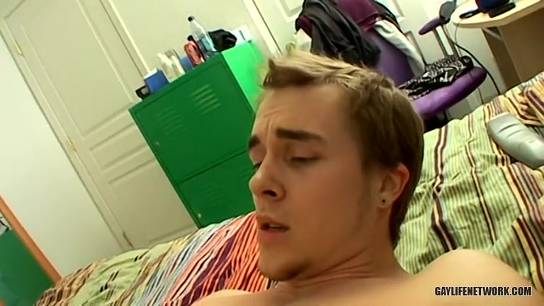 Straight Jock Kelly Gets A Load Out - Kelly Cooper