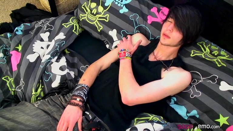 Inexperienced Bi Boy Tommy Strokes It - Tommy May Jerks