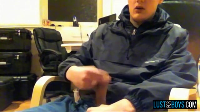 Webcam Wanking In The Office - Tyler Bolt