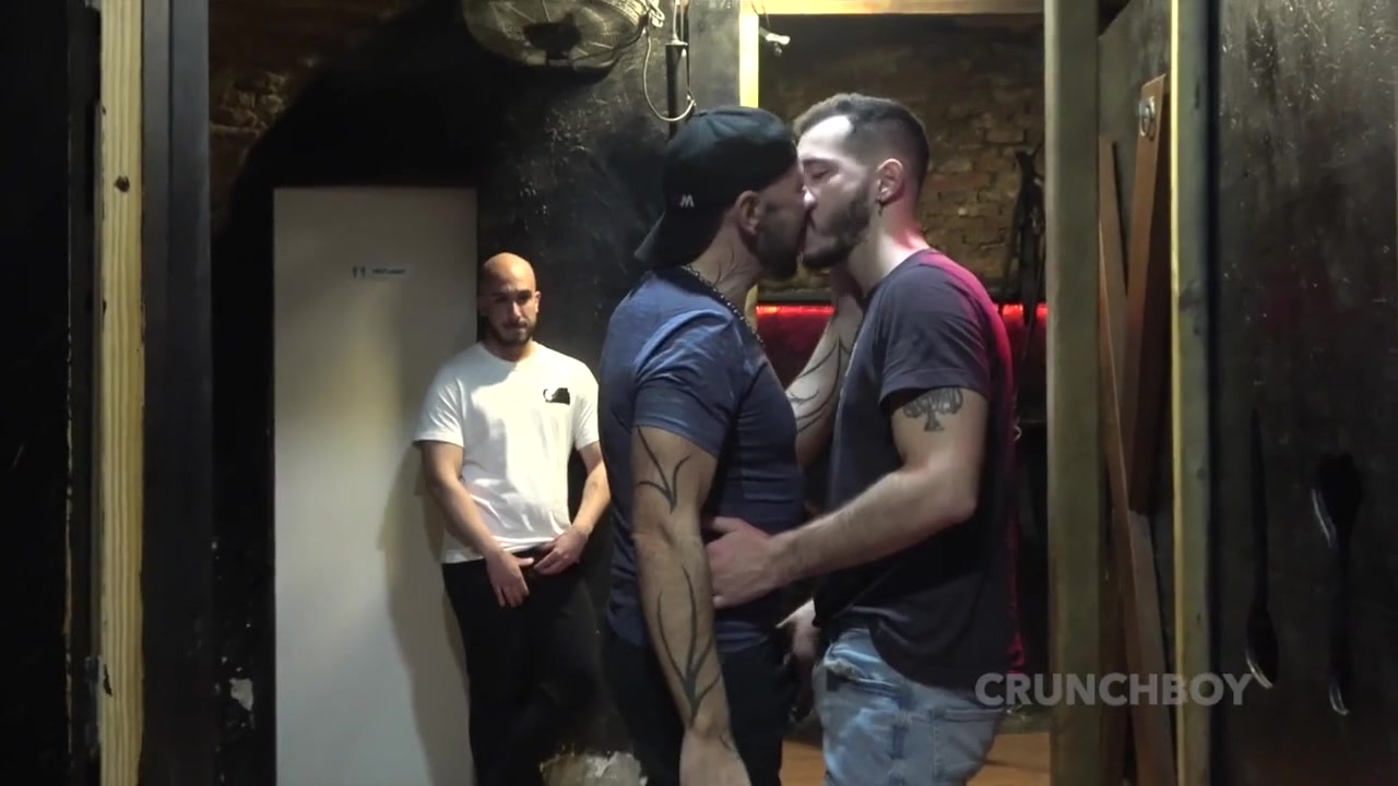 Max Fendez Fucked Raw By Jess And Rickyhard - BarebackSexParty