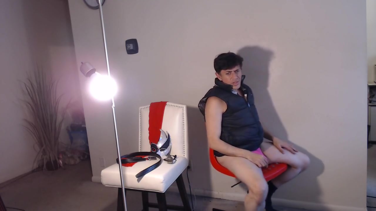 Maolo Is Free Naked & Jerking At The Office!