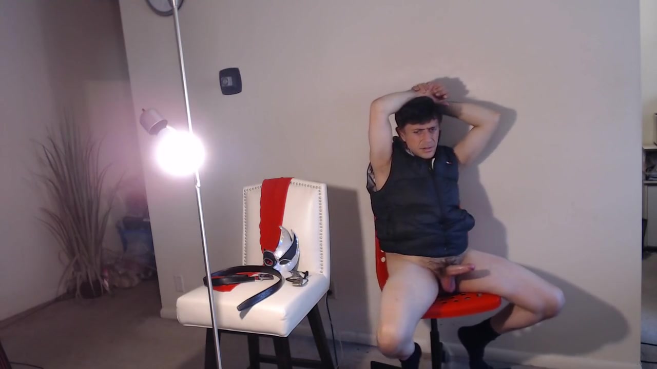 Maolo Is Free Naked & Jerking At The Office!