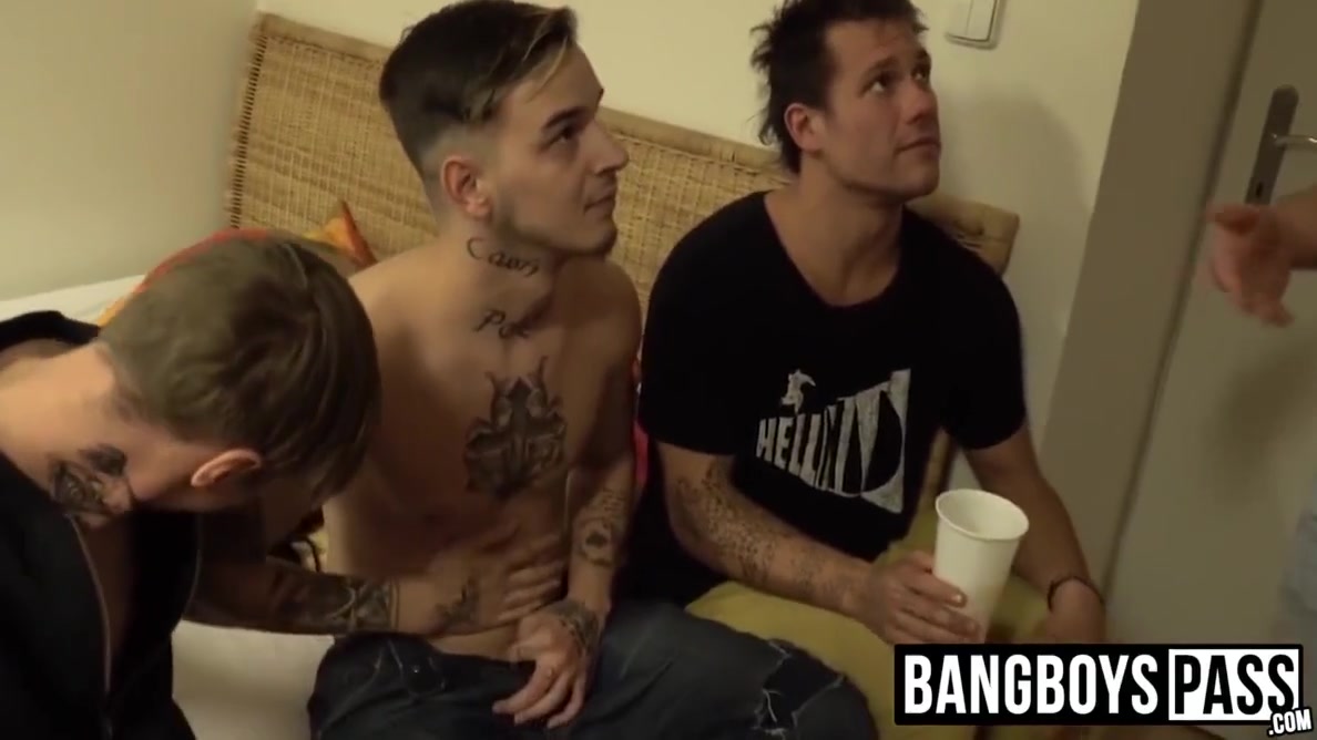 Young Tattooed Jock Cock Sucked In Intense Kinky Group Sex
