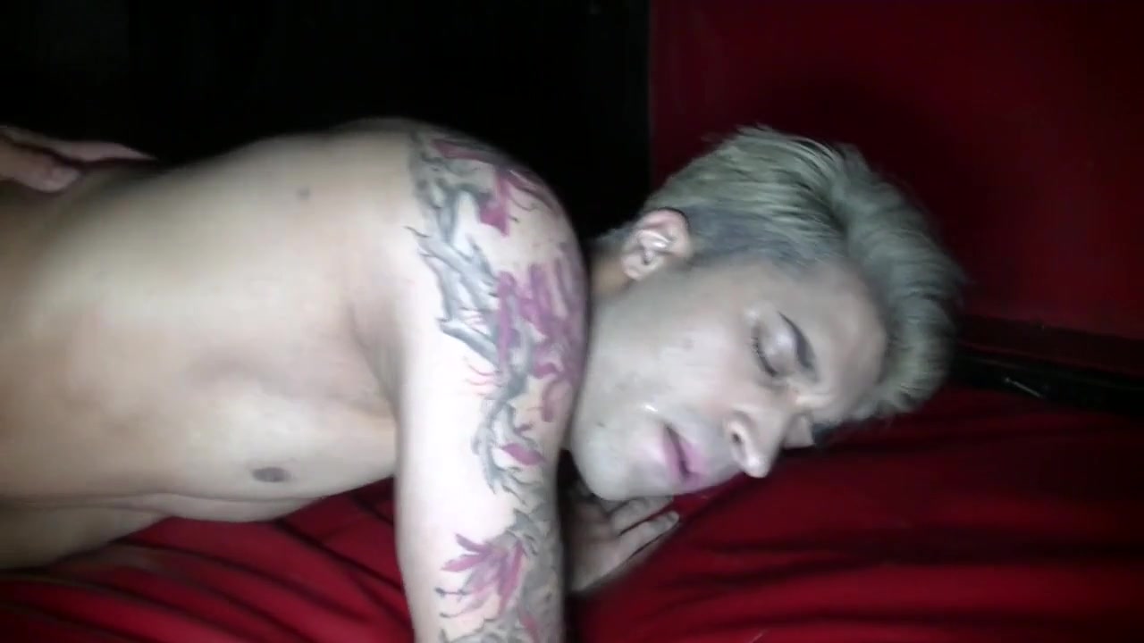 Feminate twink fucked bareback by Pablo Bravo in Paris cruising - CrunchBoy