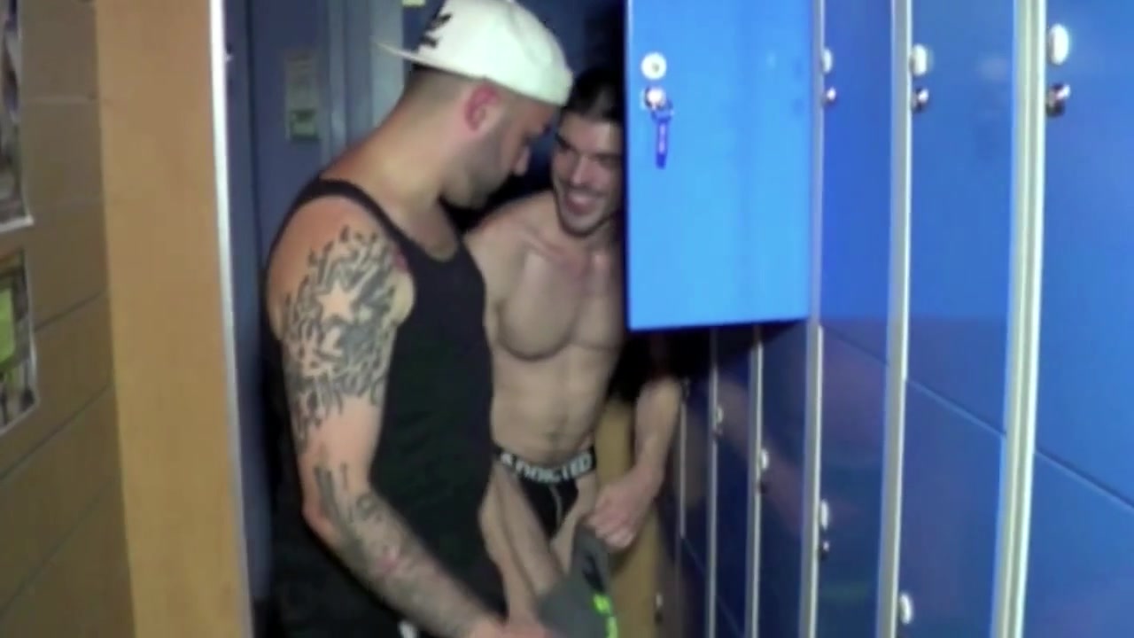 John Latino fucked by bisexuel in backroom - CrunchBoy