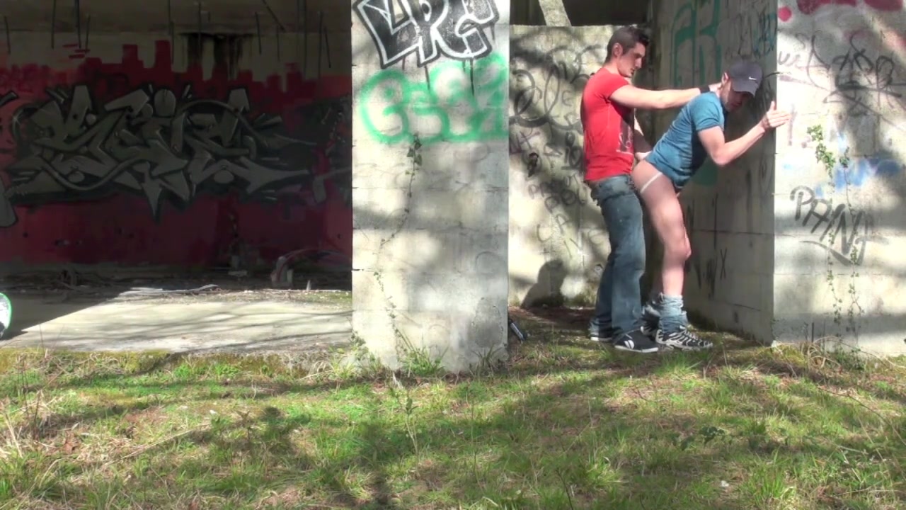 Suck his best friend sexy outdoor - CrunchBoy