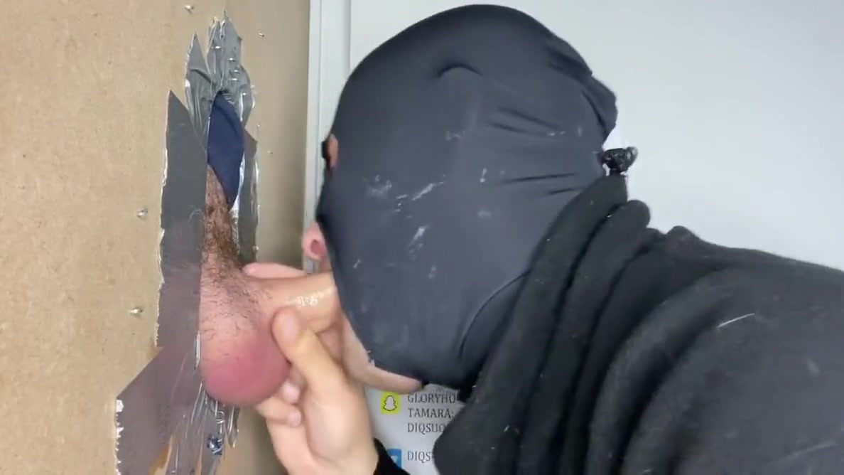 Diqsuqr - Two Str8 Buddies Tagteaming At The Gloryhole!