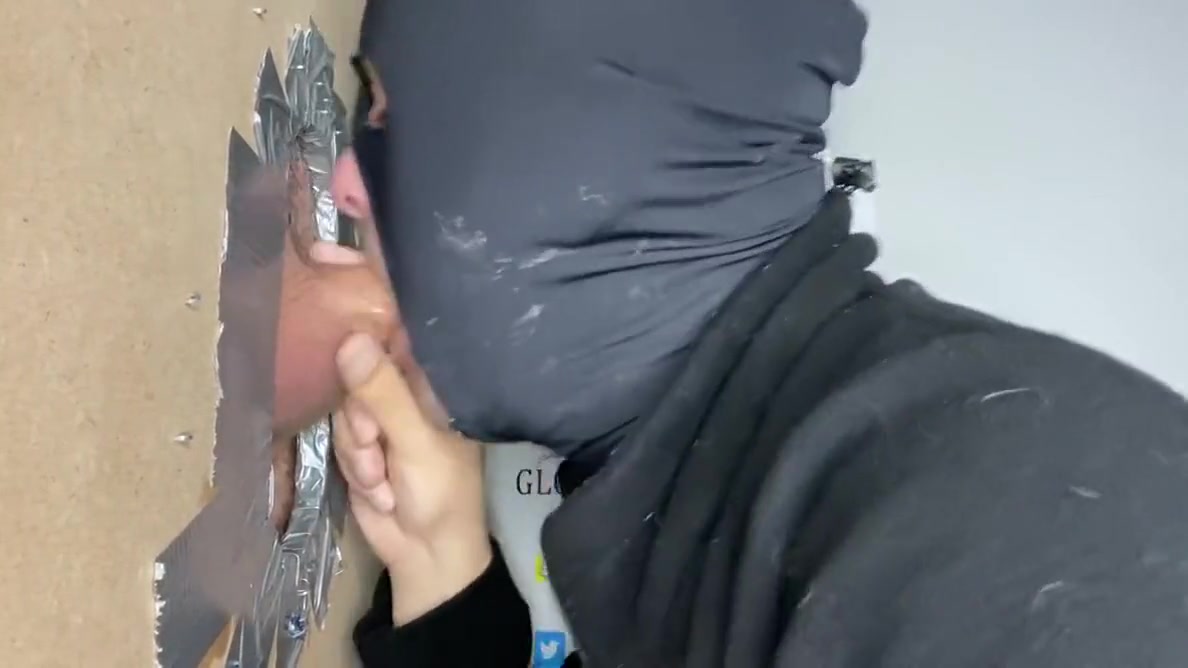 Diqsuqr - Two Str8 Buddies Tagteaming At The Gloryhole!