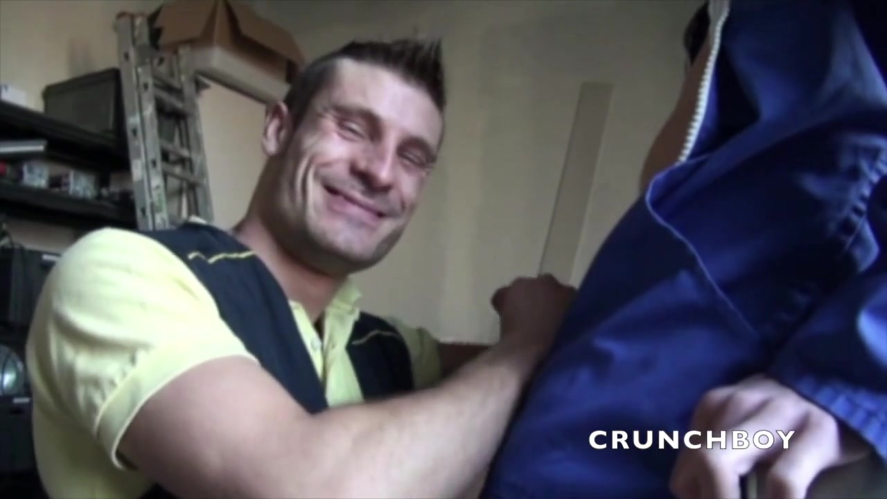 Straight worker sucked by his postman - CrunchBoy