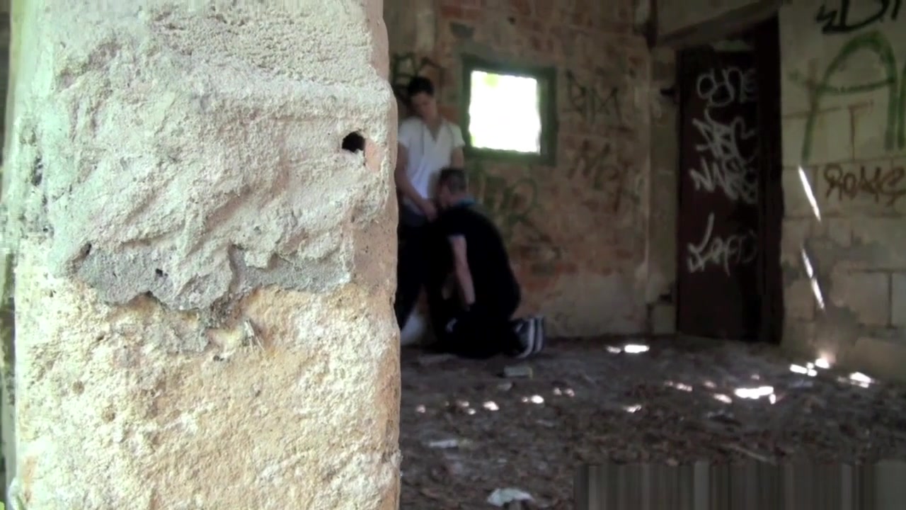 Jimy fucked outdoor by youn sstraight badboy - BadBoysFuckers