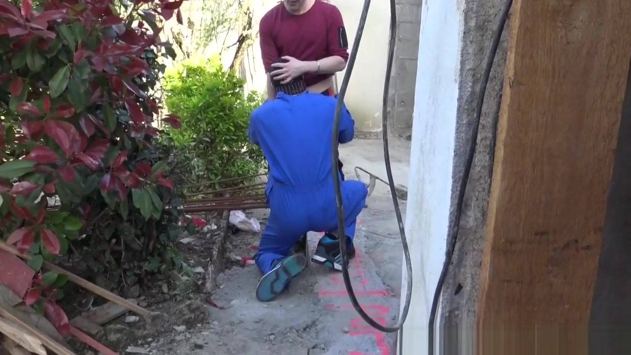 Yougn straight worker fucked outdoor. - BadBoysFuckers