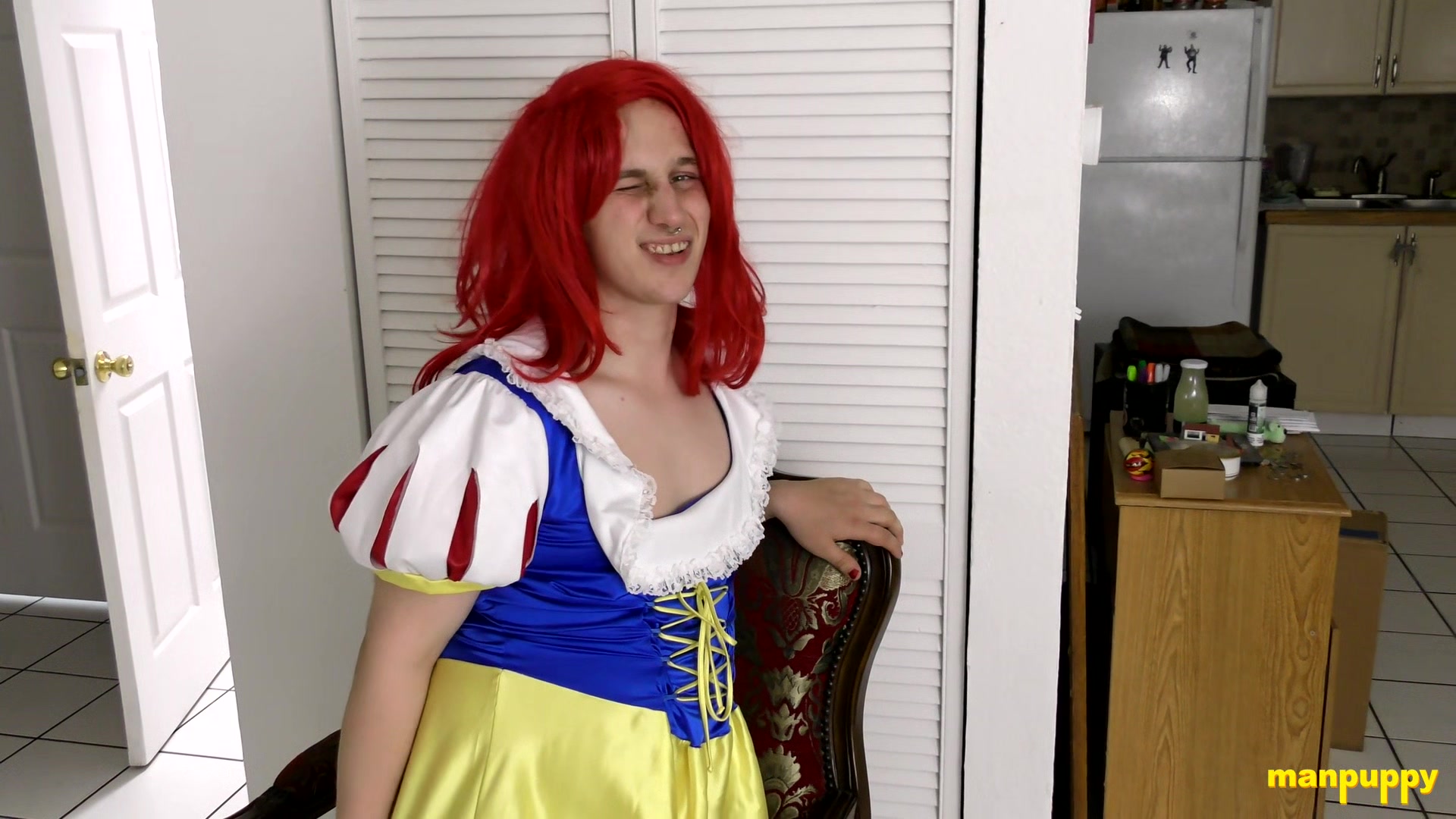 Kinky Elis Ataxxx wears a princess dress and shows his ass