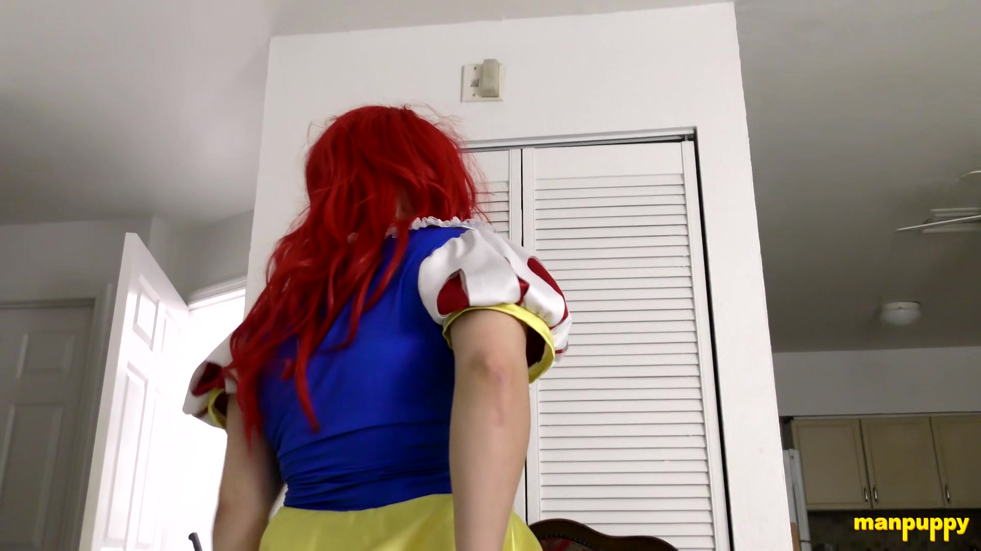 Kinky Elis Ataxxx wears a princess dress and shows his ass