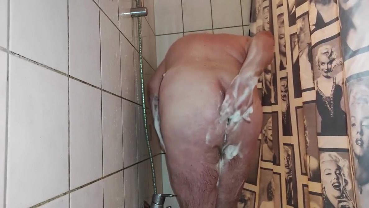 Chubby Take A Shower